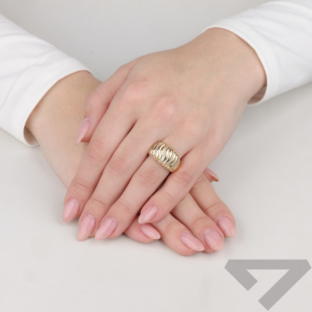 Pierścionek złoty beczułka z falami i cyrkoniami próba 585