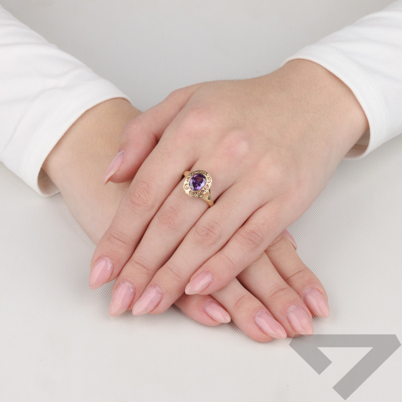 Pierścionek złoty z fioletową cyrkonią w koszyczku próba 585