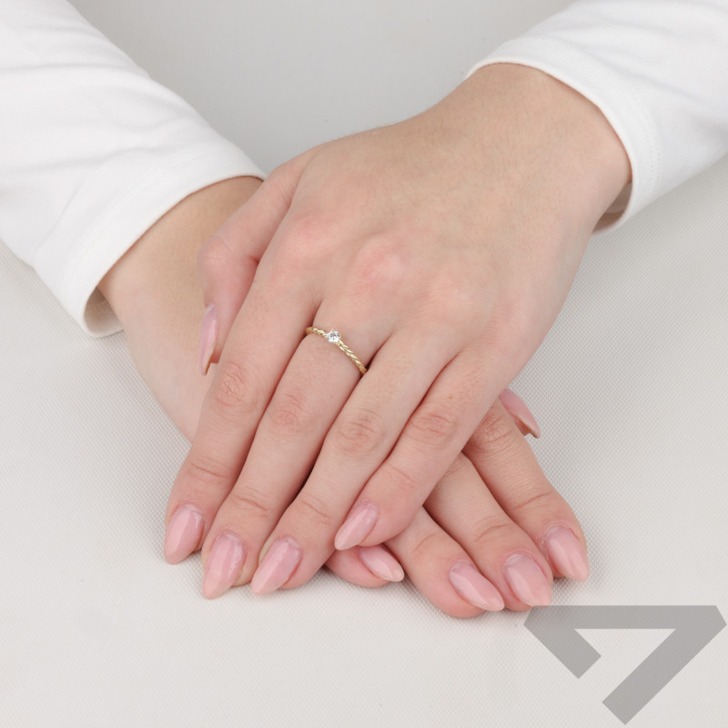 Pierścionek złoty z białą cyrkonią próba 375