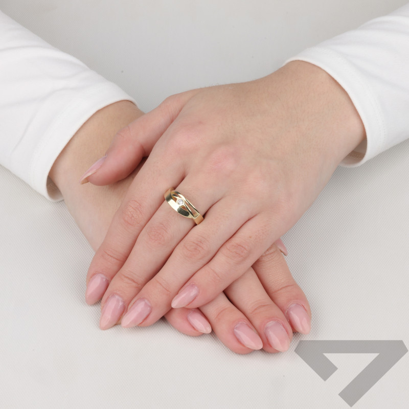 Pierścionek złoty przeplatanka z cyrkonią próba 375