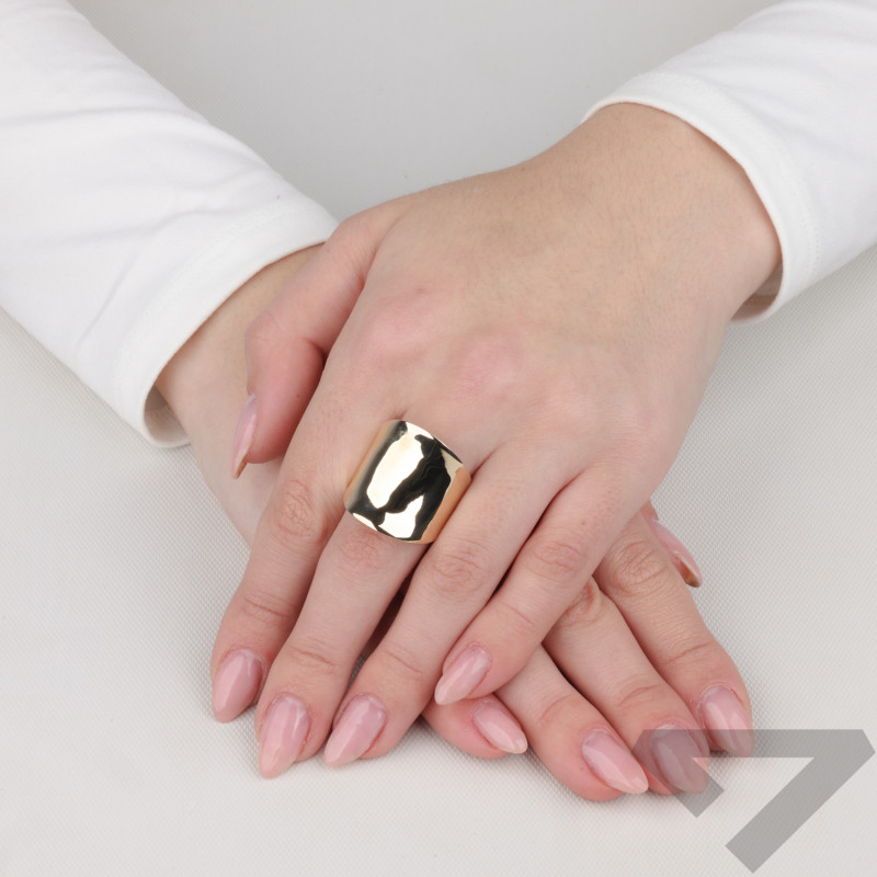 Pierścionek złoty szeroka blaszka zaprezentowany na Miss Albania Xhesika Pengili