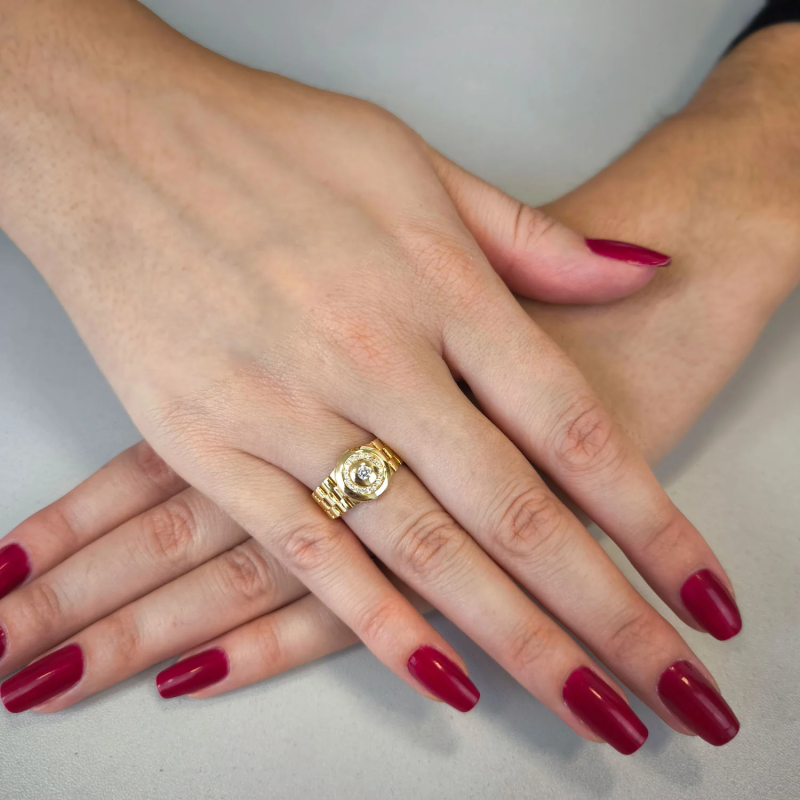 Pierścionek złoty cyrkonie w kole zaprezentowany na finalistce Miss Polski 2025 Kamili Laskowskiej