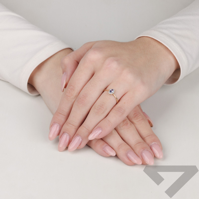 Pierścionek zaręczynowy z tanzanitem i diamentami