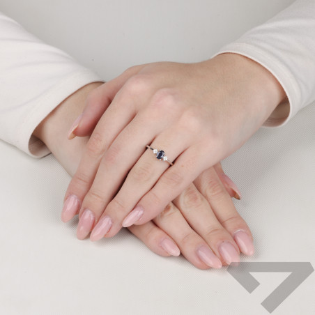 Pierścionek srebrny z szafirem i cyrkoniami