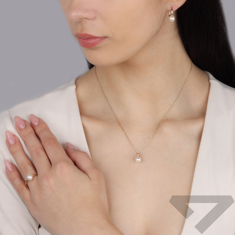 Pierścionek złoty z białą perłą 8 mm zaprezentowany przez Miss Czech Republic Michaela Macháčková