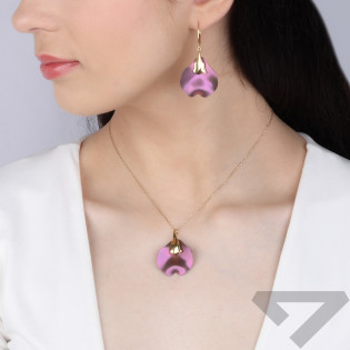 Zawieszka srebrna kalia zaprezentowana na finalistce Miss Polski 2025 Agacie Samodulskiej