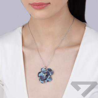 Zawieszka srebrna kwiatek z niebieskim tytanem