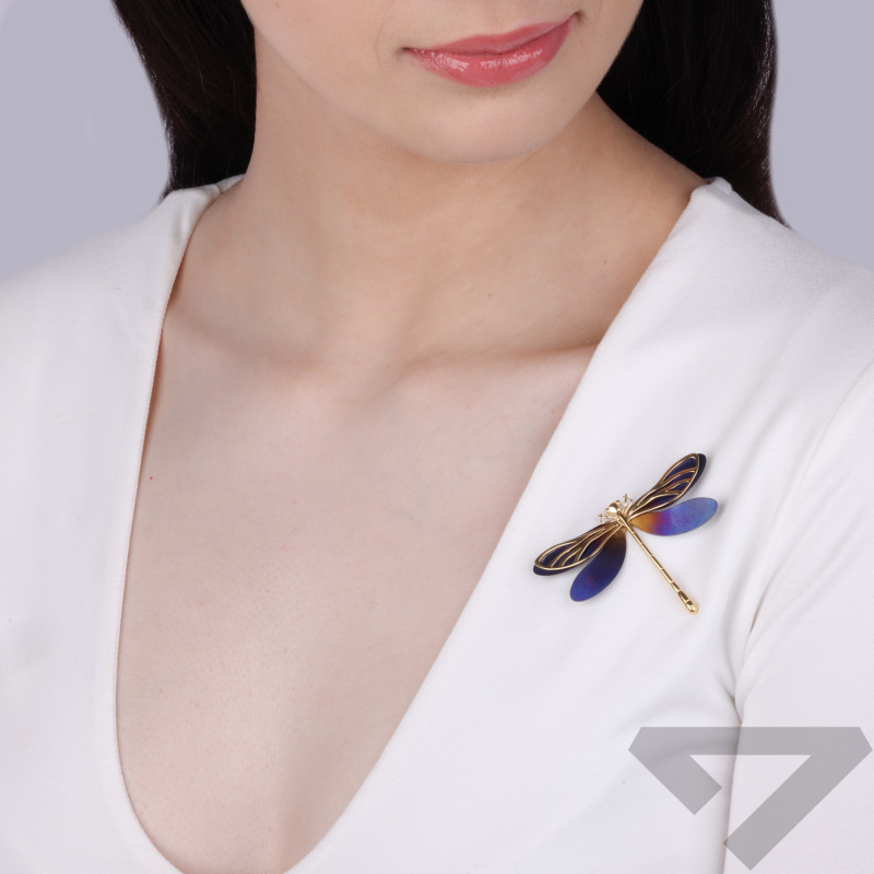 Broszka pozłacana ważka z tytanem