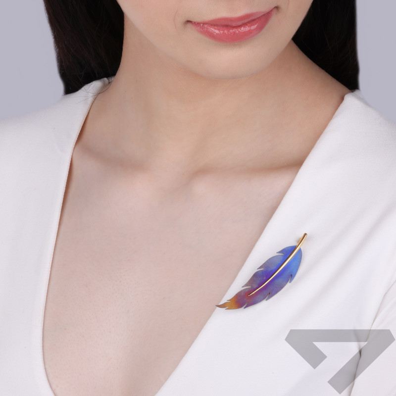 Broszka pozłacana pióro z tytanem