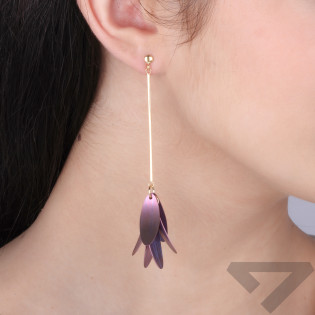 Kolczyki pozłacane różowe płatki kwiatów na pałce