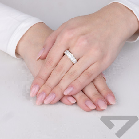 Pierścionek zaręczynowy z białymi diamentami w rzędach