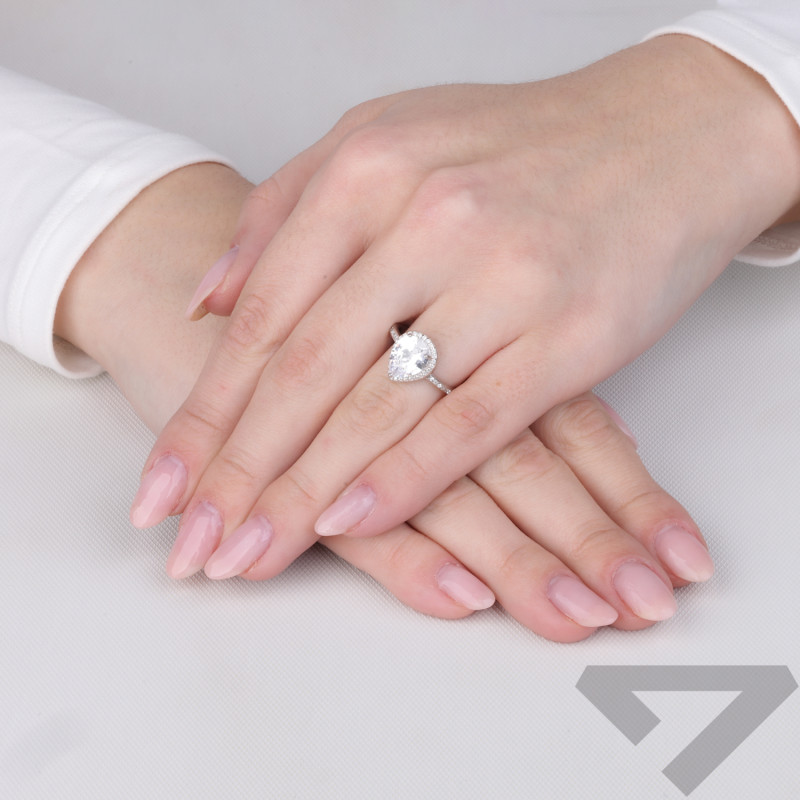 Pierścionek srebrny kropla z cyrkoniami