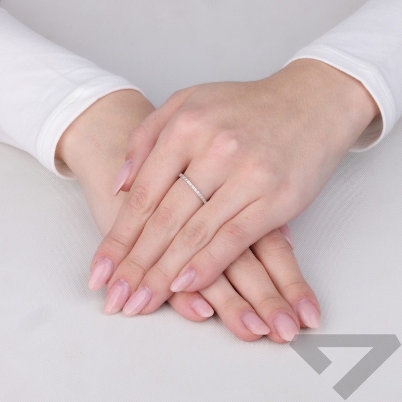 Pierścionek złoty z białymi diamentami w rzędzie