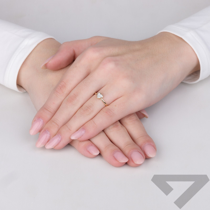 Pierścionek złoty serce z diamentami