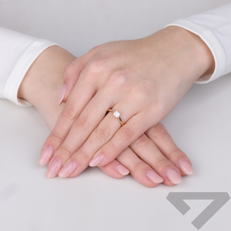 Pierścionek zaręczynowy z białymi diamentami