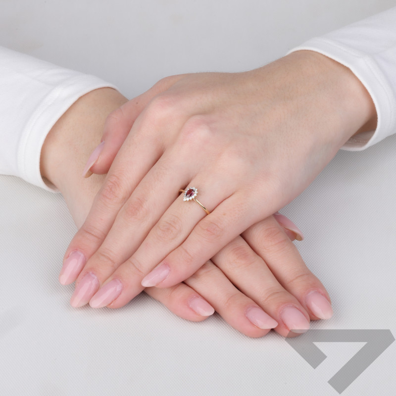 Pierścionek zaręczynowy z rodolitem i diamentami