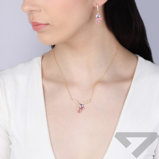 Naszyjnik pozłacany z różowymi kryształami