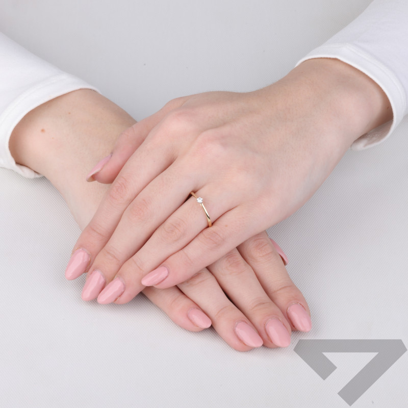 Pierścionek zaręczynowy Soliter z diamentem 0,04 ct próba 585