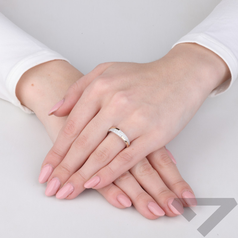 Pierścionek srebrny z białymi cyrkoniami i złotymi blaszkami