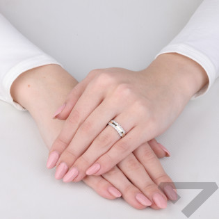 Pierścionek srebrny z białymi cyrkoniami i złotą blaszką