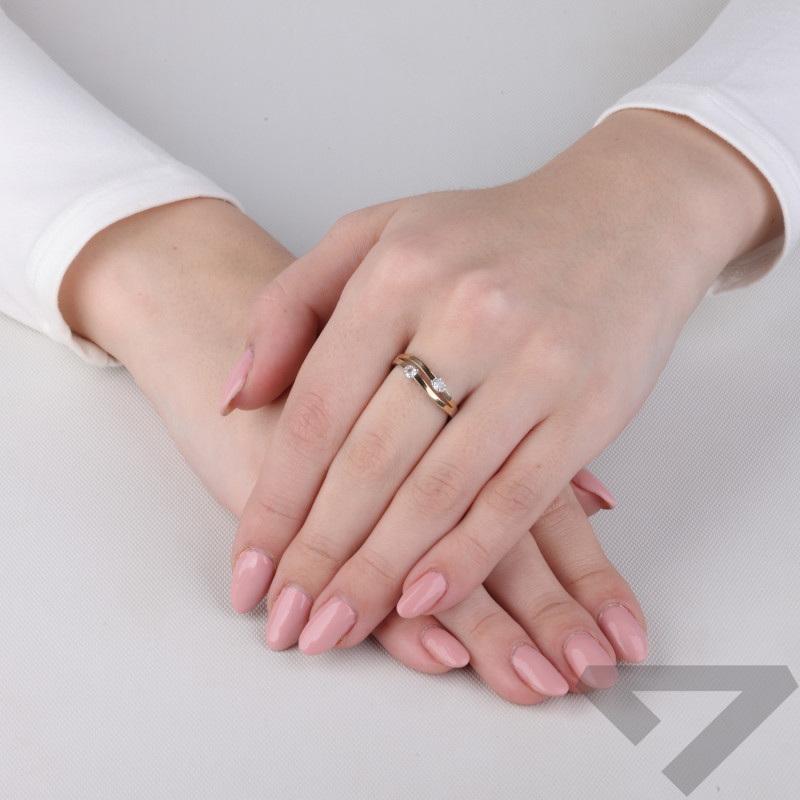 Pierścionek srebrny fale z dwoma cyrkoniami i złotą blaszką