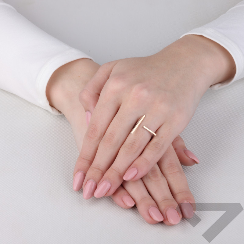 Pierścionek srebrny z dwoma złotymi pałkami