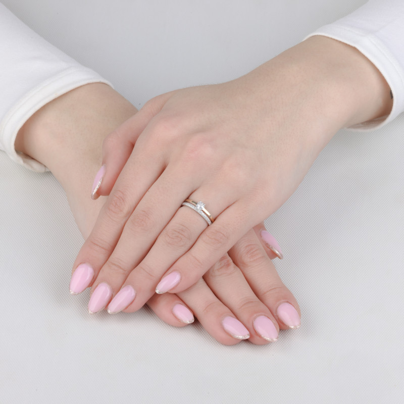 Pierścionek srebrny z białymi cyrkoniami i złotą blaszką