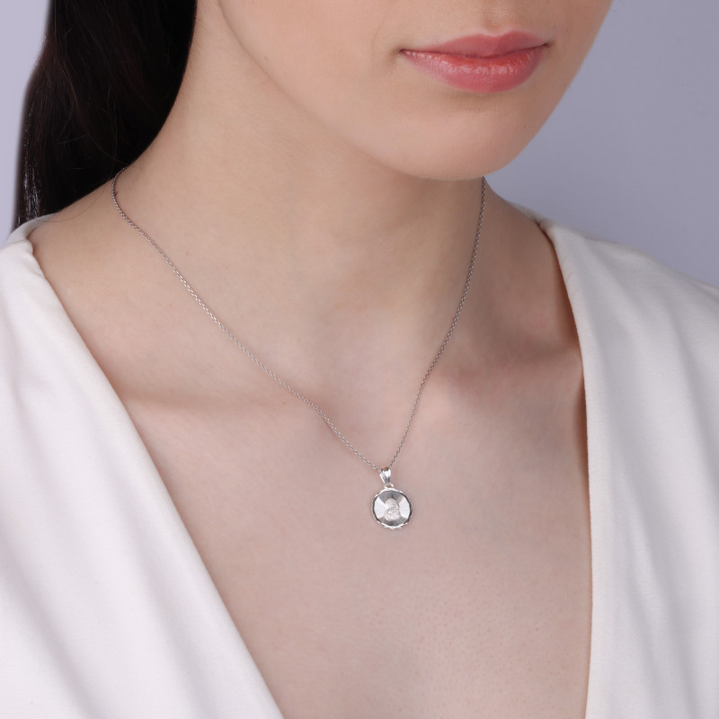 Medalik srebny rodowany z wizerunkiem Matki Boskiej Częstochowskiej