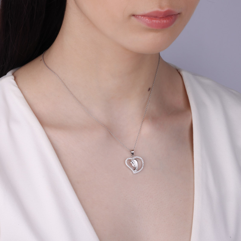 Medalik srebrny skośne serce z Matką Boską z cyrkoniami