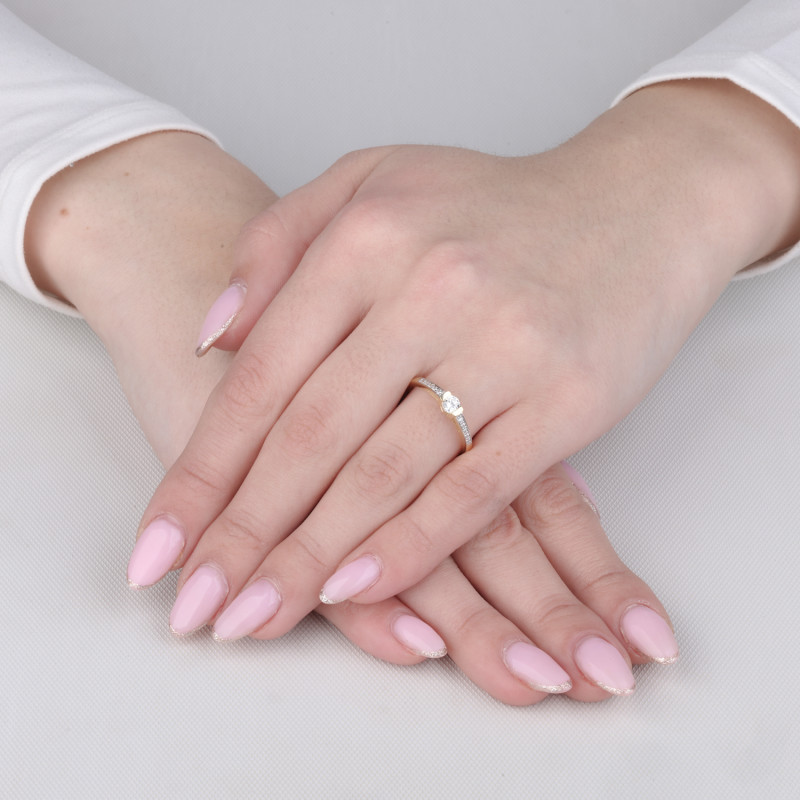 Pierścionek złoty z cyrkonią w uszkach