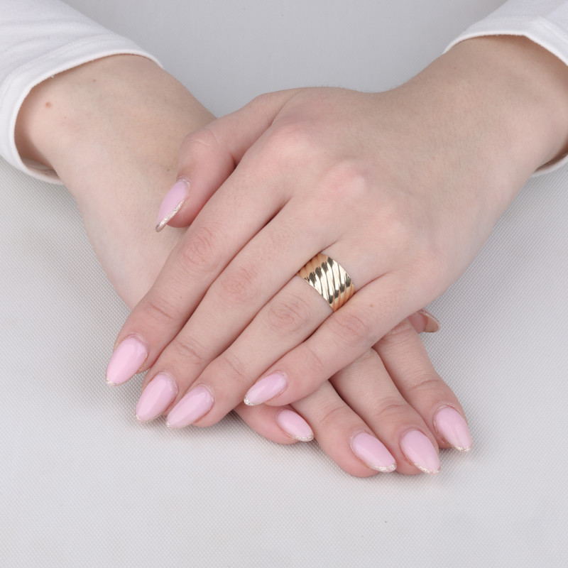 Pierścionek złoty blaszka z ukośnymi paskami próba 375