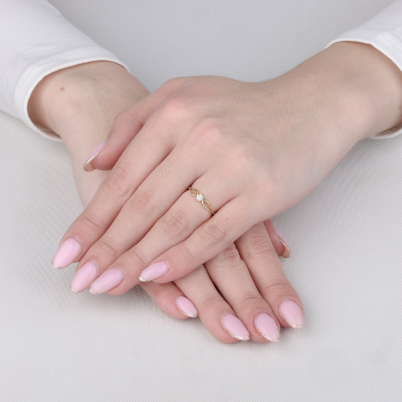 Pierścionek złoty z cyrkoniami i ażurowa szyna