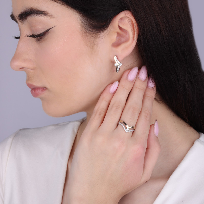 Pierścionek srebrny szpic z cyrkoniami i złotą blaszką