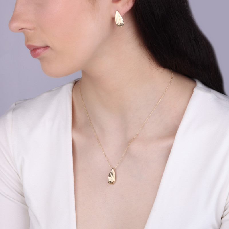 Naszyjnik złoty kropla z paskami zaprezentowany na Miss Brazil Eduarda Braum