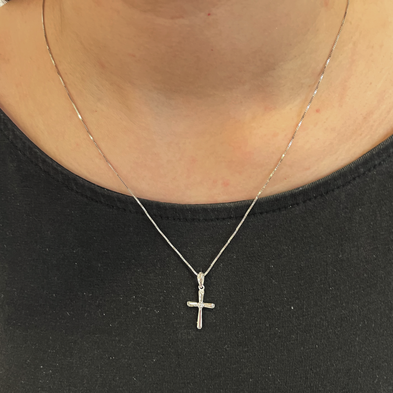 Srebrny krzyżyk gładki z cyrkonią na środku z dopasowanym łańcuszkiem próba