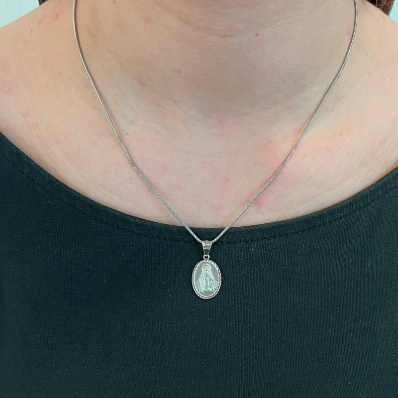 Srebrny medalik Matka Boska Niepokalana w owalu z dopasowanym łańcuszkiem