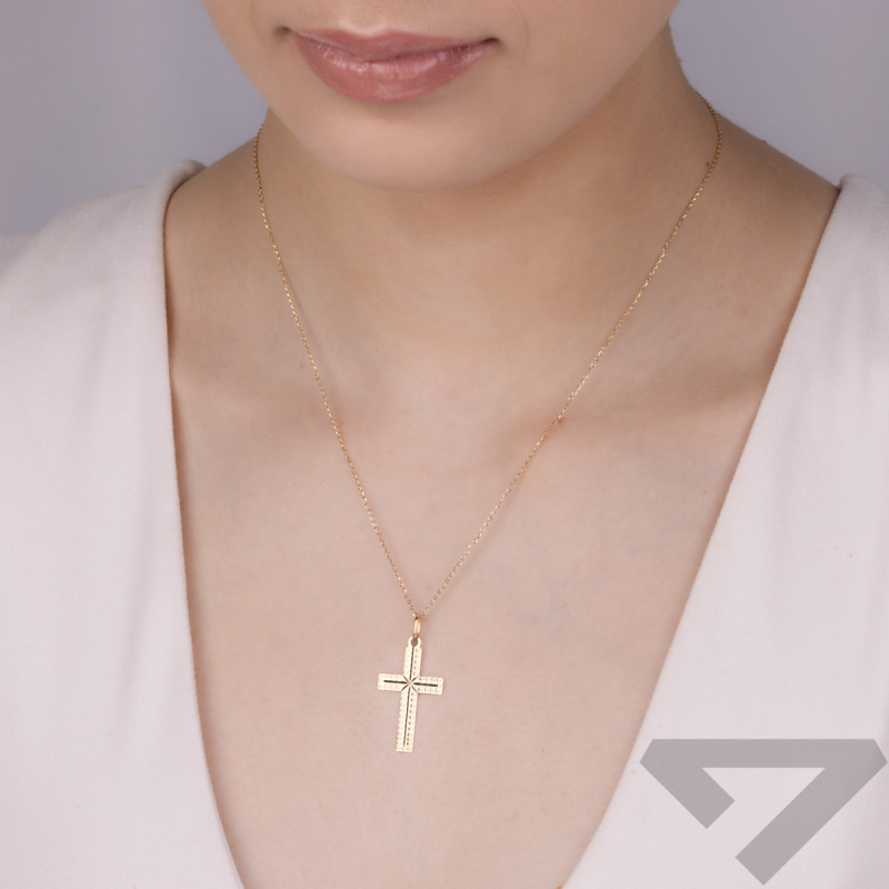 Złoty krzyżyk grawerowany z kwadratowymi ramionami z dopasowanym łańcuszkiem