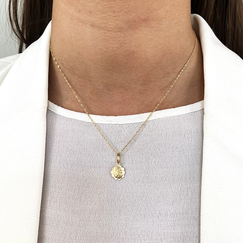 Złoty medalik Matka Boska Częstochowska w kwiatku z dopasowanym łańcuszkiem