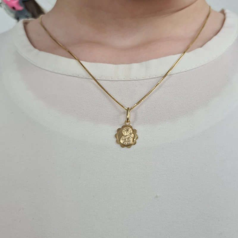 Złoty medalik Matka Boska Częstochowska w kwiatku z dopasowanym łańcuszkiem