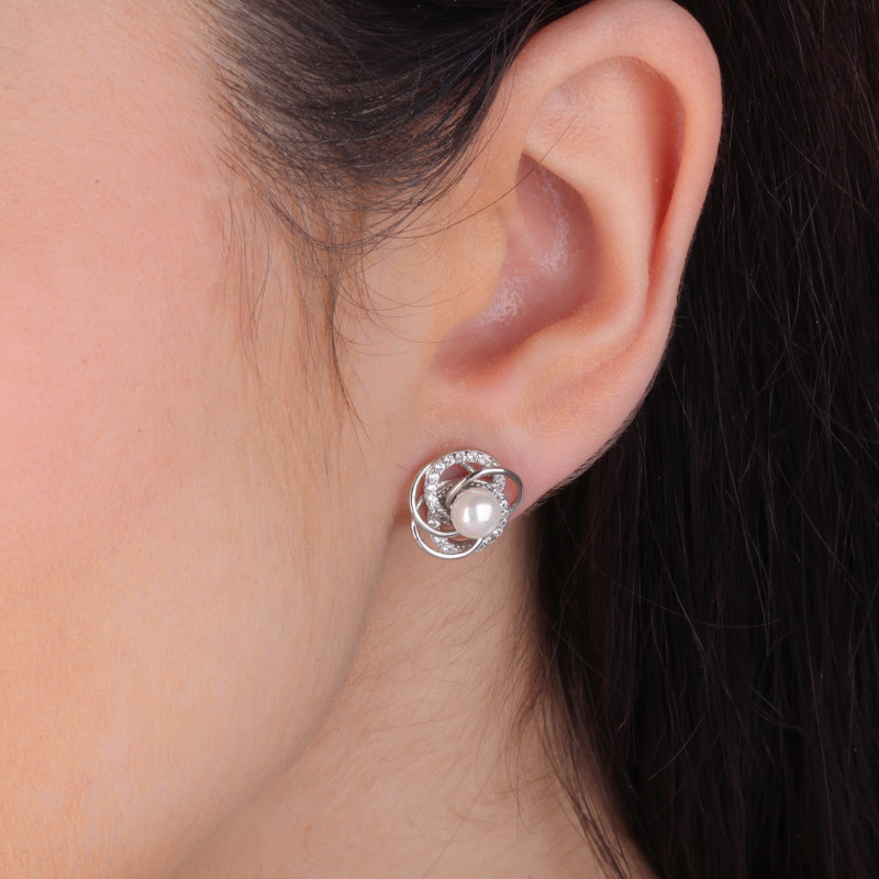 Kolczyki srebrne z białą perłą na kwiatku