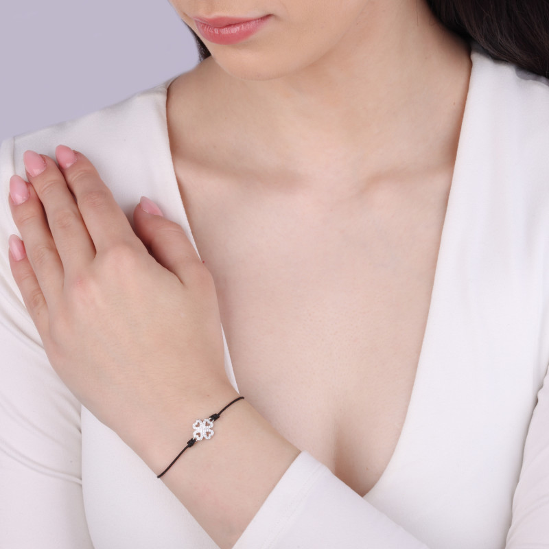 Bransoleta srebrna koniczynka z cyrkoniami na czarnym sznurku