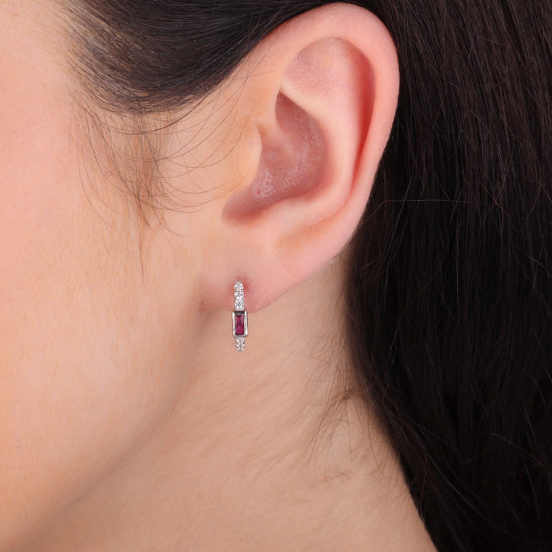 Kolczyki srebrne kółka z czerwoną cyrkonią bagietą