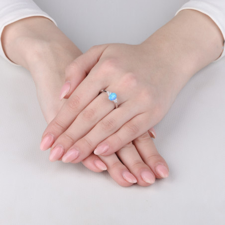 Pierścionek srebrny z niebieskim opalem i cyrkoniami