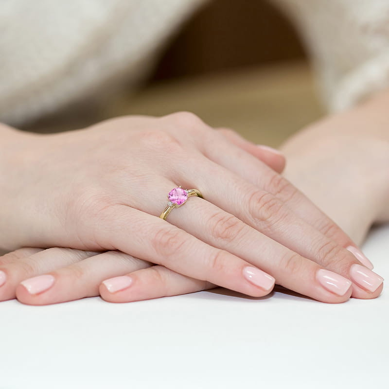 Pierścionek zaręczynowy z różowym topazem i diamentami