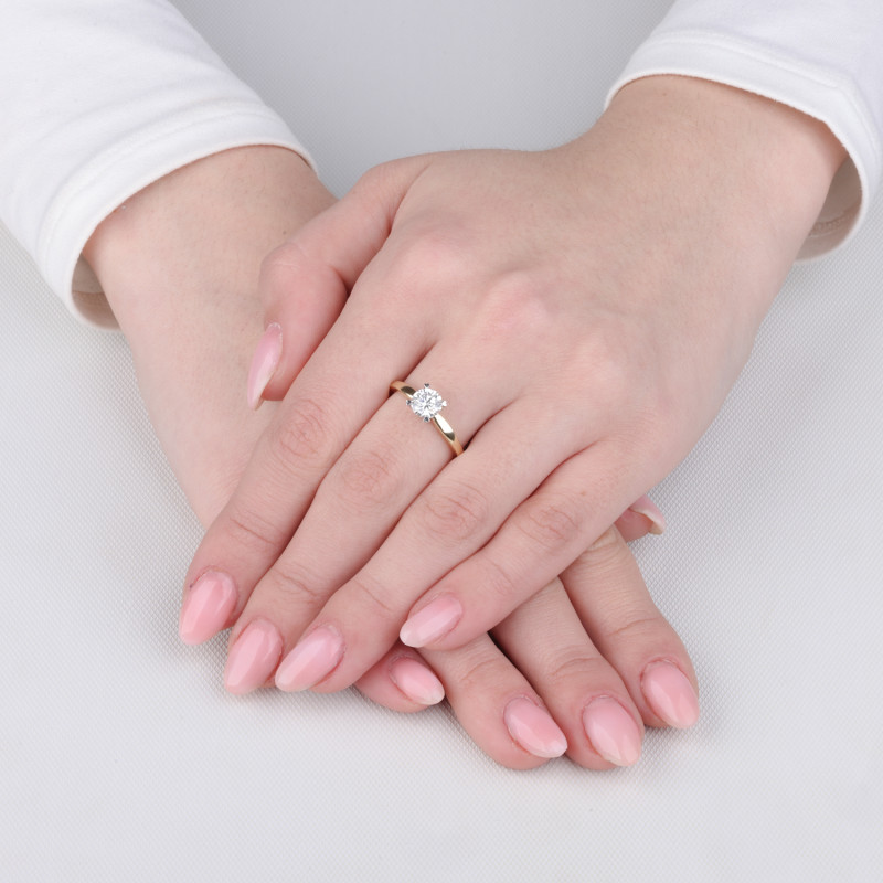 Pierścionek zaręczynowy z diamentem laboratoryjnym