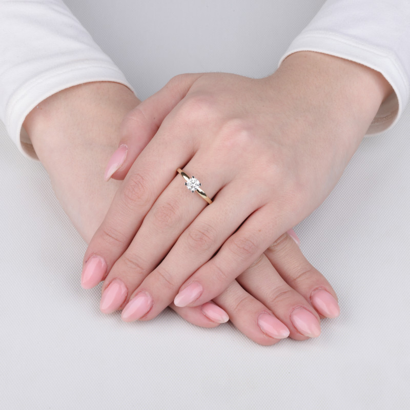 Pierścionek zaręczynowy z diamentem laboratoryjnym