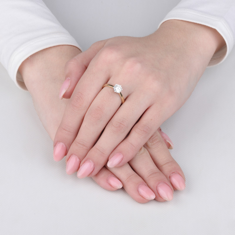 Pierścionek zaręczynowy z diamentem laboratoryjnym