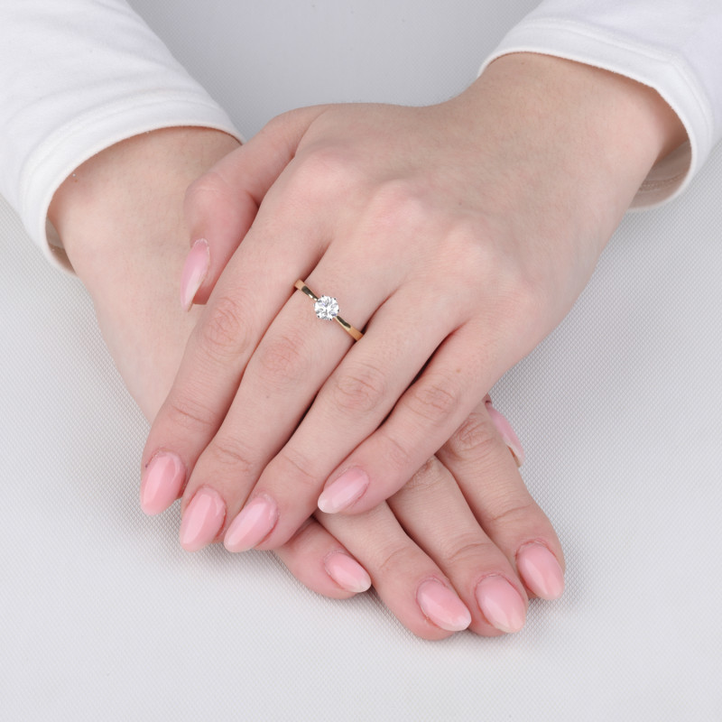 Pierścionek zaręczynowy z diamentem laboratoryjnym