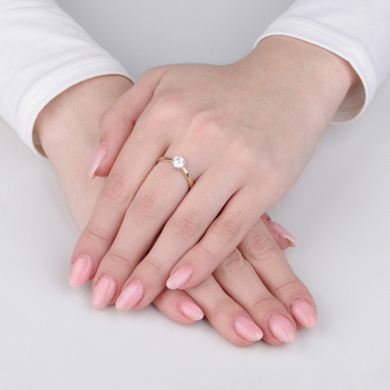 Pierścionek zaręczynowy z białym diamentem laboratoryjnym