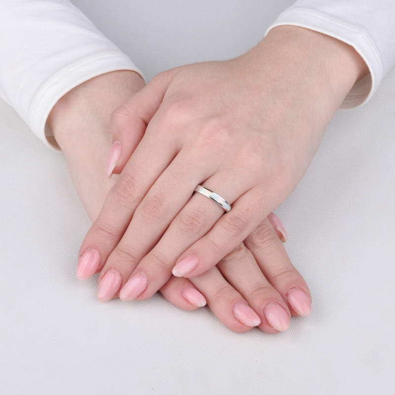 Pierścionek srebrny z białym opalem w szynie